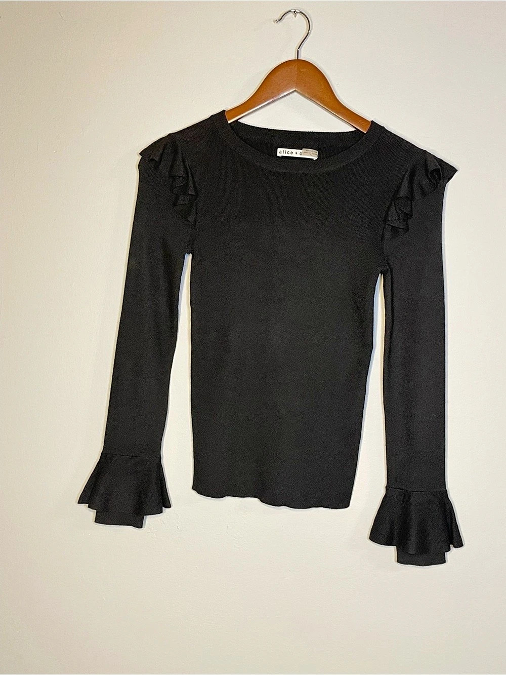 Alice + Olivia Ruffle Sleeve Top in Black Size Small